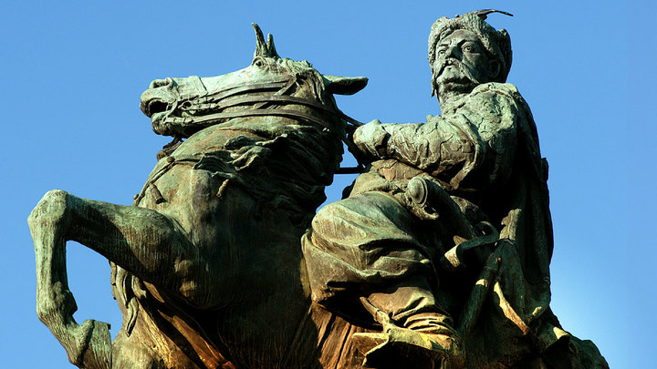 Памятник в Киеве Богдану Хмельницкому, булавой указывающему в сторону России