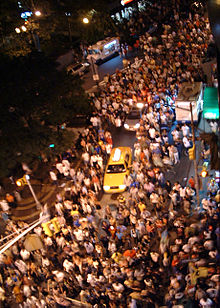 Толпа людей в Нижнем Манхэттене